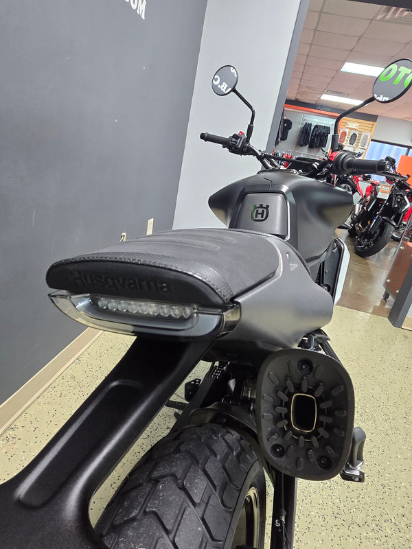 2025 HUSQVARNA SVARTPILEN 801