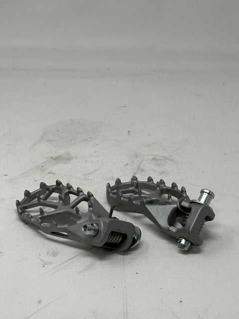 2026 MC/TC/SX 65 - Foot Pegs (VIN 2042)